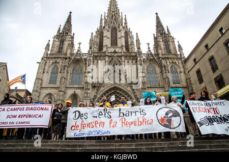 Napoli, Italia. 08 nov, 2017. Barcellona, in Catalogna, Spagna. 8 novembre, 2017. manifestanti hanno visto tenendo un grande striscione durante il rally davanti alla cattedrale di Barcellona.decine di migliaia di manifestanti fanno la loro strada fino a San Jaume square al rally e partecipare allo sciopero generale a sostegno del catalano di prigionieri politici e contro l'intervento degli Stati spagnolo in Catalogna. Questo sciopero regionale cade entro la settimana di lotta e di protesta per chiedere la liberazione dei prigionieri politici e la sospensione di cui all'articolo 155 della costituzione spagnola e la rivendicazione del catalano r Foto Stock