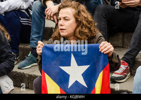 Napoli, Italia. 8 novembre 2017. Barcellona, Catalogna, Spagna. 8 novembre 2017. Un dimostratore visto partecipare allo sciopero generale e si riunì nella piazza della cattedrale tenendo la bandiera della Catalogna durante la manifestazione. Decine di migliaia di manifestanti si recano fino a piazza San Jaume per radunarsi e partecipare allo sciopero generale a sostegno dei prigionieri politici catalani e contro l'intervento degli stati spagnoli in Catalogna. Questo sciopero regionale rientra nella settimana di lotta e protesta che chiede il rilascio dei prigionieri politici, la sospensione dell'articolo 155 degli Spani Foto Stock