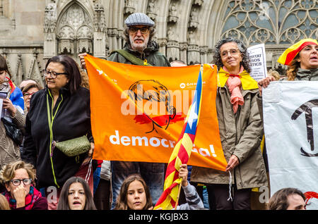 Napoli, Italia. 08 nov, 2017. Barcellona, in Catalogna, Spagna. 8 novembre, 2017. manifestanti hanno visto prendere parte allo sciopero generale e riuniti nella cattedrale luogo tenendo diversi banner durante il rally.decine di migliaia di manifestanti fanno la loro strada fino a San Jaume square al rally e partecipare allo sciopero generale a sostegno del catalano di prigionieri politici e contro l'intervento degli Stati spagnolo in Catalogna. Questo sciopero regionale cade entro la settimana di lotta e di protesta per chiedere la liberazione dei prigionieri politici e la sospensione di cui all'articolo 155 spagnola di co Foto Stock