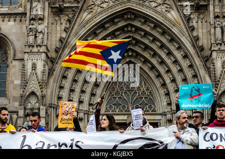 Napoli, Italia. 8 novembre 2017. Barcellona, Catalogna, Spagna. 8 novembre 2017. I manifestanti hanno visto partecipare allo sciopero generale e si sono riuniti nella piazza della cattedrale mentre tenevano in mano diversi striscioni durante la manifestazione. Decine di migliaia di manifestanti si recano fino a piazza San Jaume per radunarsi e partecipare allo sciopero generale a sostegno dei prigionieri politici catalani e contro l'intervento degli stati spagnoli in Catalogna. Questo sciopero regionale rientra nella settimana di lotta e protesta che chiede il rilascio dei prigionieri politici, la sospensione dell'articolo 155 del Co. Spagnolo Foto Stock