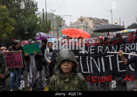 Atene, Grecia. 8 novembre 2017. I rifugiati marciano verso l'ambasciata tedesca ad Atene, Grecia, in segno di protesta contro i ritardi nella riunificazione con i loro parenti in Germania ad Atene, Grecia, 8 novembre 2017. Il 1° novembre 2017, i rifugiati - soprattutto siriani - si sono riuniti in piazza Syntagma nel centro di Atene, di fronte al Parlamento greco, per iniziare un seggio di protesta e sciopero della fame, chiedendo ai governi greci e tedeschi di rispettare il limite legale di sei mesi per il ricongiungimento familiare e di poter riunirsi con le loro famiglie in Germania. Credito: dpa Picture Alliance/Alamy Live News Foto Stock