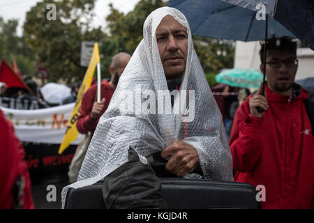 Atene, Grecia. 8 novembre 2017. Un rifugiato guarda durante una protesta contro i ritardi nella riunificazione con i loro parenti in Germania, fuori dall'ambasciata tedesca ad Atene, in Grecia, l'8 novembre 2017. Il 1° novembre 2017, i rifugiati - soprattutto siriani - si sono riuniti in piazza Syntagma nel centro di Atene, di fronte al Parlamento greco, per iniziare un seggio di protesta e sciopero della fame, chiedendo ai governi greci e tedeschi di rispettare il limite legale di sei mesi per il ricongiungimento familiare e di poter riunirsi con le loro famiglie in Germania. Credito: Socrate Baltagiannis/dpa/Alamy Live News Foto Stock