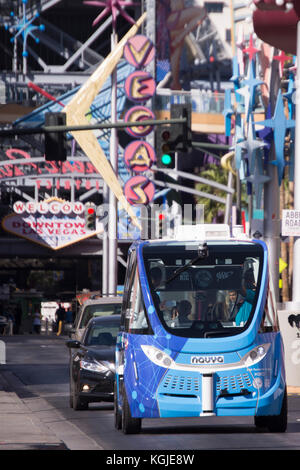 Las Vegas, Stati Uniti d'America . 08 nov, 2017. Un navya arma elettrica autonoma crawl navetta lungo Fremont Street nel centro di las vegas, nev., nov. 8, 2017. (Foto di Jason ogulnik) Credito: Jason ogulnik/alamy live news Foto Stock