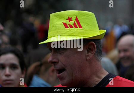 Barcellona, Spagna. 08 Nov, 2017. Immagini di Barcellona durante uno sciopero generale tenutasi in tutto lo Stato spagnolo della Catalogna oggi (8/11/2017), a seguito della detenzione del catalano eletti membri del Parlamento. Il governo spagnolo ha messo in atto l'articolo 155 prendendo il controllo della regione autonoma. Photo credit: ricco di Bowen Credito: ricca bowen/Alamy Live News Foto Stock