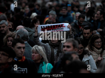 Barcellona, Spagna. 08 Nov, 2017. persone con striscioni dicendo libera i prigionieri politici, o libertat presos politica .Immagini da Barcellona durante uno sciopero generale tenutasi in tutto lo Stato spagnolo della Catalogna oggi (8/11/2017), a seguito della detenzione del catalano eletti membri del Parlamento. Il governo spagnolo ha messo in atto l'articolo 155 prendendo il controllo della regione autonoma. Photo credit: ricco di Bowen Credito: ricca bowen/Alamy Live News Foto Stock