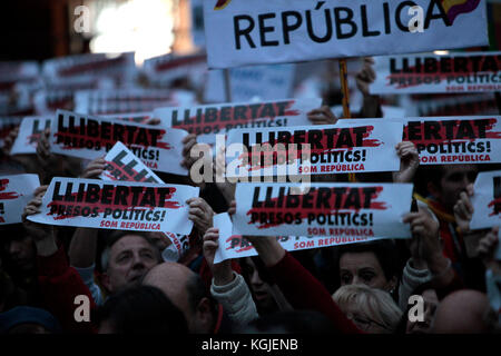 Barcellona, Spagna. 08 Nov, 2017. persone con striscioni dicendo libera i prigionieri politici, o libertat presos politica .Immagini da Barcellona durante uno sciopero generale tenutasi in tutto lo Stato spagnolo della Catalogna oggi (8/11/2017), a seguito della detenzione del catalano eletti membri del Parlamento. Il governo spagnolo ha messo in atto l'articolo 155 prendendo il controllo della regione autonoma. Photo credit: ricco di Bowen Credito: ricca bowen/Alamy Live News Foto Stock