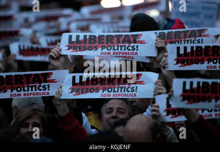 Barcellona, Spagna. 08 Nov, 2017. persone con striscioni dicendo libera i prigionieri politici, o libertat presos politica .Immagini da Barcellona durante uno sciopero generale tenutasi in tutto lo Stato spagnolo della Catalogna oggi (8/11/2017), a seguito della detenzione del catalano eletti membri del Parlamento. Il governo spagnolo ha messo in atto l'articolo 155 prendendo il controllo della regione autonoma. Photo credit: ricco di Bowen Credito: ricca bowen/Alamy Live News Foto Stock