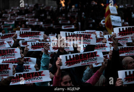 Barcellona, Spagna. 08 Nov, 2017. persone con striscioni dicendo libera i prigionieri politici, o libertat presos politica .Immagini da Barcellona durante uno sciopero generale tenutasi in tutto lo Stato spagnolo della Catalogna oggi (8/11/2017), a seguito della detenzione del catalano eletti membri del Parlamento. Il governo spagnolo ha messo in atto l'articolo 155 prendendo il controllo della regione autonoma. Photo credit: ricco di Bowen Credito: ricca bowen/Alamy Live News Foto Stock