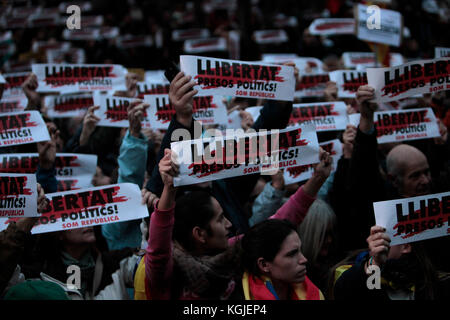 Barcellona, Spagna. 08 Nov, 2017. persone con striscioni dicendo libera i prigionieri politici, o libertat presos politica .Immagini da Barcellona durante uno sciopero generale tenutasi in tutto lo Stato spagnolo della Catalogna oggi (8/11/2017), a seguito della detenzione del catalano eletti membri del Parlamento. Il governo spagnolo ha messo in atto l'articolo 155 prendendo il controllo della regione autonoma. Photo credit: ricco di Bowen Credito: ricca bowen/Alamy Live News Foto Stock