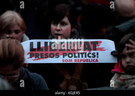 Barcellona, Spagna. 08 Nov, 2017. persone con striscioni dicendo libera i prigionieri politici, o libertat presos politica .Immagini da Barcellona durante uno sciopero generale tenutasi in tutto lo Stato spagnolo della Catalogna oggi (8/11/2017), a seguito della detenzione del catalano eletti membri del Parlamento. Il governo spagnolo ha messo in atto l'articolo 155 prendendo il controllo della regione autonoma. Photo credit: ricco di Bowen Credito: ricca bowen/Alamy Live News Foto Stock