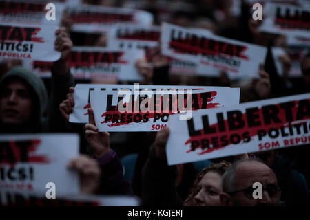 Barcellona, Spagna. 08 Nov, 2017. persone con striscioni dicendo libera i prigionieri politici, o libertat presos politica .Immagini da Barcellona durante uno sciopero generale tenutasi in tutto lo Stato spagnolo della Catalogna oggi (8/11/2017), a seguito della detenzione del catalano eletti membri del Parlamento. Il governo spagnolo ha messo in atto l'articolo 155 prendendo il controllo della regione autonoma. Photo credit: ricco di Bowen Credito: ricca bowen/Alamy Live News Foto Stock