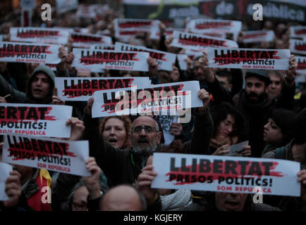 Barcellona, Spagna. 08 Nov, 2017. persone con striscioni dicendo libera i prigionieri politici, o libertat presos politica .Immagini da Barcellona durante uno sciopero generale tenutasi in tutto lo Stato spagnolo della Catalogna oggi (8/11/2017), a seguito della detenzione del catalano eletti membri del Parlamento. Il governo spagnolo ha messo in atto l'articolo 155 prendendo il controllo della regione autonoma. Photo credit: ricco di Bowen Credito: ricca bowen/Alamy Live News Foto Stock