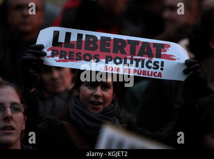 Barcellona, Spagna. 08 Nov, 2017. persone con striscioni dicendo libera i prigionieri politici, o libertat presos politica .Immagini da Barcellona durante uno sciopero generale tenutasi in tutto lo Stato spagnolo della Catalogna oggi (8/11/2017), a seguito della detenzione del catalano eletti membri del Parlamento. Il governo spagnolo ha messo in atto l'articolo 155 prendendo il controllo della regione autonoma. Photo credit: ricco di Bowen Credito: ricca bowen/Alamy Live News Foto Stock