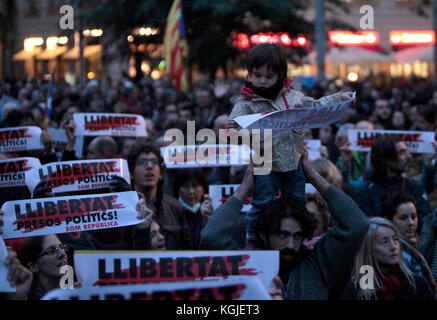 Barcellona, Spagna. 08 Nov, 2017. persone con striscioni dicendo libera i prigionieri politici, o libertat presos politica .Immagini da Barcellona durante uno sciopero generale tenutasi in tutto lo Stato spagnolo della Catalogna oggi (8/11/2017), a seguito della detenzione del catalano eletti membri del Parlamento. Il governo spagnolo ha messo in atto l'articolo 155 prendendo il controllo della regione autonoma. Photo credit: ricco di Bowen Credito: ricca bowen/Alamy Live News Foto Stock