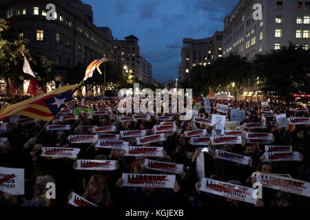 Barcellona, Spagna. 08 Nov, 2017. Immagini di Barcellona durante uno sciopero generale tenutasi in tutto lo Stato spagnolo della Catalogna oggi (8/11/2017), a seguito della detenzione del catalano eletti membri del Parlamento. Il governo spagnolo ha messo in atto l'articolo 155 prendendo il controllo della regione autonoma. Photo credit: ricco di Bowen Credito: ricca bowen/Alamy Live News Foto Stock