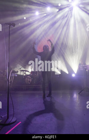 Hammersmith, Londra, Regno Unito. 08 nov, 2017. Padre Giovanni misty (vero nome: josh tillman) esecuzione dal vivo sul palco a eventim Hammersmith Apollo di Londra. photo data: mercoledì, 8 novembre 2017. Credito: roger garfield/alamy live news Foto Stock