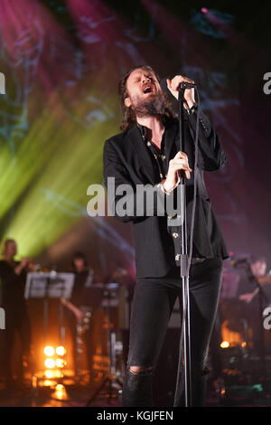 Hammersmith, Londra, Regno Unito. 08 nov, 2017. Padre Giovanni misty (vero nome: josh tillman) esecuzione dal vivo sul palco a eventim Hammersmith Apollo di Londra. photo data: mercoledì, 8 novembre 2017. Credito: roger garfield/alamy live news Foto Stock