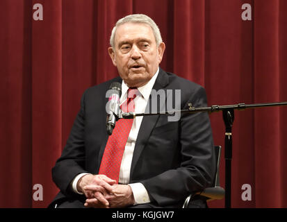 Philadelphia, Pennsylvania, Stati Uniti. 8 novembre 2017. DAN RATHER, discutendo del suo nuovo libro "What Unites Us" alla Free Library of Philadelphia Credit: Ricky Fitchett/ZUMA Wire/Alamy Live News Foto Stock