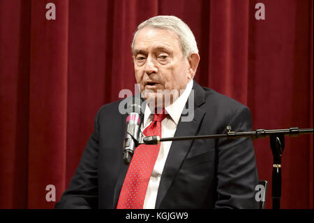 Philadelphia, Pennsylvania, Stati Uniti. 8 novembre 2017. DAN RATHER, discutendo del suo nuovo libro "What Unites Us" alla Free Library of Philadelphia Credit: Ricky Fitchett/ZUMA Wire/Alamy Live News Foto Stock