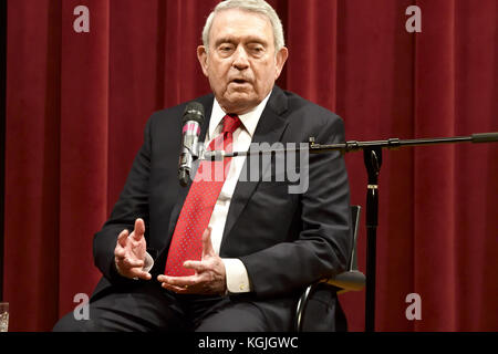 Philadelphia, Pennsylvania, Stati Uniti. 8 novembre 2017. DAN RATHER, discutendo del suo nuovo libro "What Unites Us" alla Free Library of Philadelphia Credit: Ricky Fitchett/ZUMA Wire/Alamy Live News Foto Stock