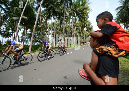 Palu, Sulawesi centrali, Indonesia. 6 Nov, 2017. SULAWESI CENTRALI, Indonesia - 6 novembre: piloti compete durante la prima tappa del Tour de centrale di Celebes (TdCC), Tojo Unauna - Poso 198, 6 km il 6 novembre 2017 nel centro di Sulawesi, Indonesia. Tour de Celebes centrale totalmente 486, 9 km nel centro di Sulawesi, Indonesia. Credito: Sijori Immagini/ZUMA filo/Alamy Live News Foto Stock