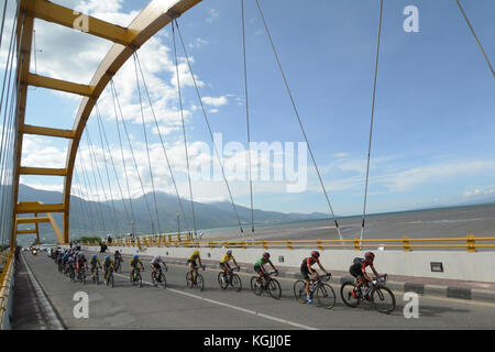 Palu, Sulawesi centrali, Indonesia. 8 Novembre, 2017. SULAWESI CENTRALI, Indonesia - 8 novembre: piloti compete durante la fase otto del Tour de centrale di Celebes (TdCC), Parigi Mutong - Palu 153, a 3 km il 8 novembre 2017 nel centro di Sulawesi, Indonesia. Tour de Celebes centrale totalmente 486, 9 km nel centro di Sulawesi, Indonesia. Credito: Sijori Immagini/ZUMA filo/Alamy Live News Foto Stock