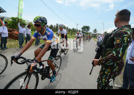 Palu, Sulawesi centrali, Indonesia. 7 Nov, 2017. SULAWESI CENTRALI, Indonesia - 6 novembre: Indonesia protezioni dell'esercito durante i piloti compete durante la prima tappa del Tour de centrale di Celebes (TdCC), Poso - Parigi Mutong 133 km il 6 novembre 2017 nel centro di Sulawesi, Indonesia. Tour de Celebes centrale totalmente 486, 9 km nel centro di Sulawesi, Indonesia. Credito: Sijori Immagini/ZUMA filo/Alamy Live News Foto Stock