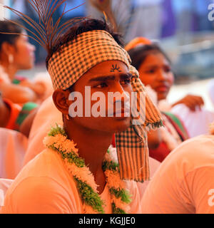 Chaibasa, Jharkhand, India. 8 novembre 2017. Artista folk di Jharkhand in occasione dell'inaugurazione del Jharkhand Foundation Day, l'8 novembre 2017, a Gandhi Maidan, Chaibasa, Jharkhand, India. Crediti: MIHIR RANJAN/Alamy Live News Foto Stock