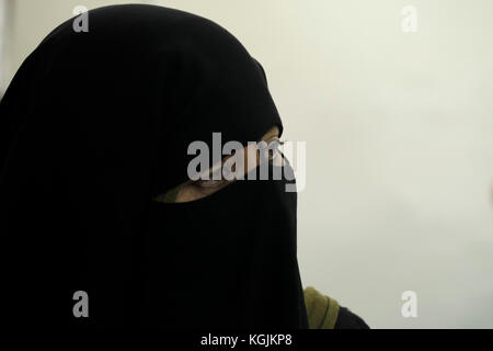 Una donna beduina che indossa un niqab o un niqaab nella città di Beerseba sud Israele Foto Stock