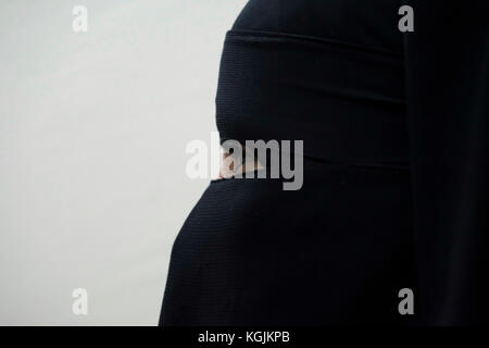 Una donna beduina che indossa un niqab o un niqaab nella città di Beerseba sud Israele Foto Stock