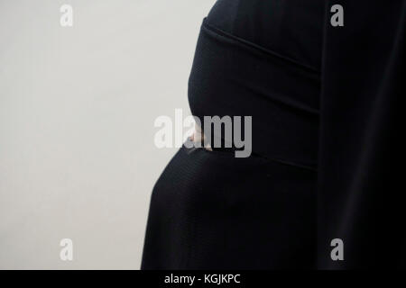 Una donna beduina che indossa un niqab o un niqaab nella città di Beerseba sud Israele Foto Stock