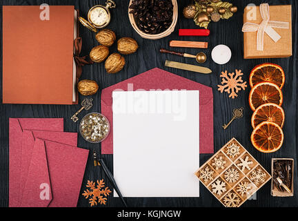 Il modello sul tema della festa di Natale la corrispondenza. busta aperta con un foglio di carta e forniture postali e le decorazioni di Natale. top view wi Foto Stock