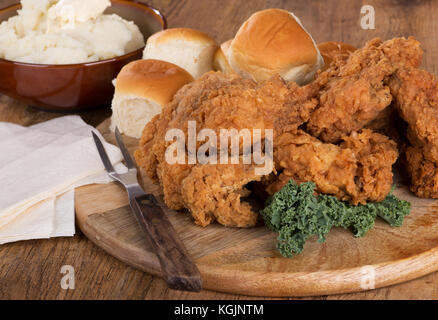 Fritto di pollo su un piatto di portata con purè di patate e rotoli Foto Stock