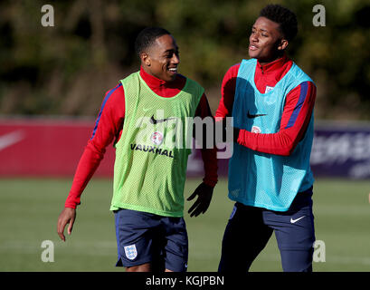 Kyle Walker-Peters (a sinistra) e Demarai Grey (a destra) durante la sessione di allenamento al St George's Park di Burton. Foto Stock