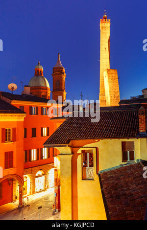 Famose due torri di Bologna durante la notte, Italia Foto Stock