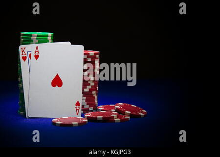 Re e ace poker card sulla pila di poker chips Foto Stock