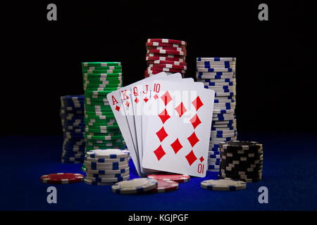 La migliore mano di poker, royal flush con bloccato di chip Foto Stock