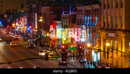 NASHVILLE, Tennessee - 8 ottobre: I cartelli al neon illuminano la striscia lungo Broadway l'8 ottobre 2017 a Nashville, Tennessee, Stati Uniti Foto Stock