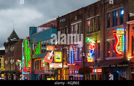 NASHVILLE, Tennessee - 8 ottobre: I cartelli al neon illuminano la striscia lungo Broadway l'8 ottobre 2017 a Nashville, Tennessee, Stati Uniti Foto Stock