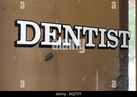 Vintage studio dentistico segno sulla porta di vetro Foto Stock