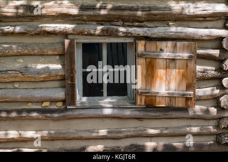 In legno antico log house Sfondo finestra Foto Stock