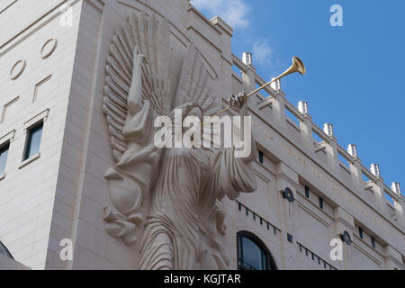 Fort Worth, Tx - 12 maggio: trumpeting angelo scultura sulla facciata della bass performance hall di Fort Worth, Tx su 12 maggio 2017 Foto Stock