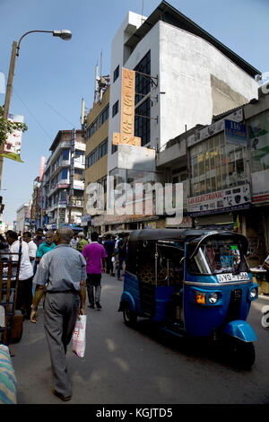 Il Pettah Colombo Sri Lanka primo Cross Street strada trafficata scena Foto Stock