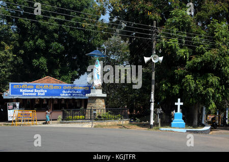 Basilica di Nostra Signora di Lanka tewatte ragama sri lanka stallo di souvenir e la statua di Nostra Signora di Lourdes Foto Stock