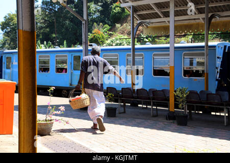Giunzione Peradeniya Kandy Stazione Centrale Provincia dello Sri Lanka uomo cestello di trasporto correre per prendere il treno Foto Stock