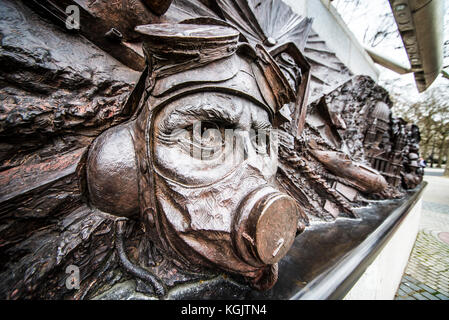 Battaglia di Gran Bretagna Monumento su Victoria Embankment Londra, Regno Unito. Il volto del pilota in bronzo. Foto Stock