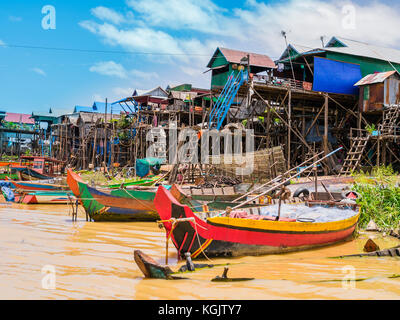 Barche e palafitte in kampong phluk villaggio galleggiante, lago Tonle Sap, siem reap provincia, Cambogia Foto Stock