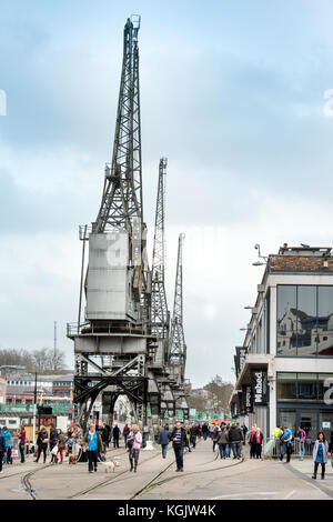 I visitatori del mshed sulle banchine nel porto di Bristol Regno Unito Foto Stock