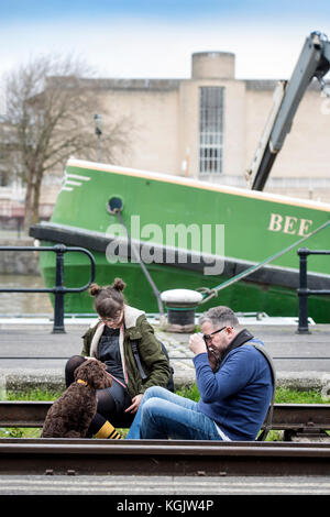 I visitatori del MShed sulle banchine nel porto di Bristol REGNO UNITO Foto Stock