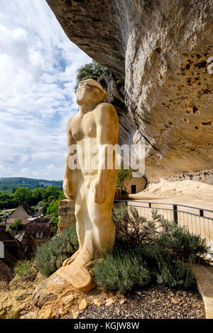 Statua di uomo preistorico Homo neanderthalensis Musée national de Préhistoire Museo Nazionale Preistorico Les Eyzies de Tayac Dordogne Francia Foto Stock